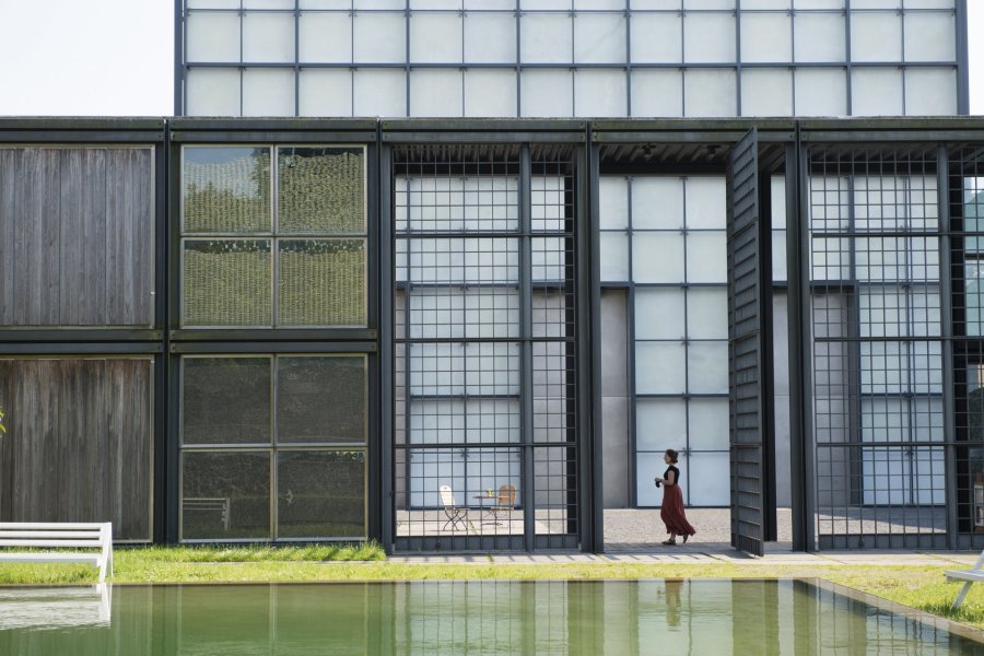 Frau vor Pavillon
