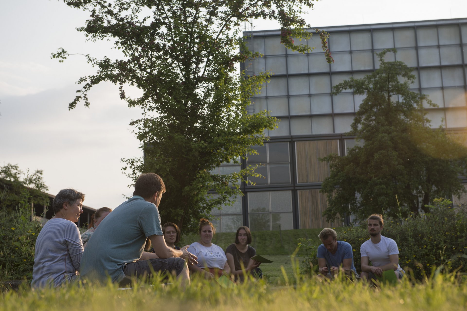 Gruppe vor Pavillon